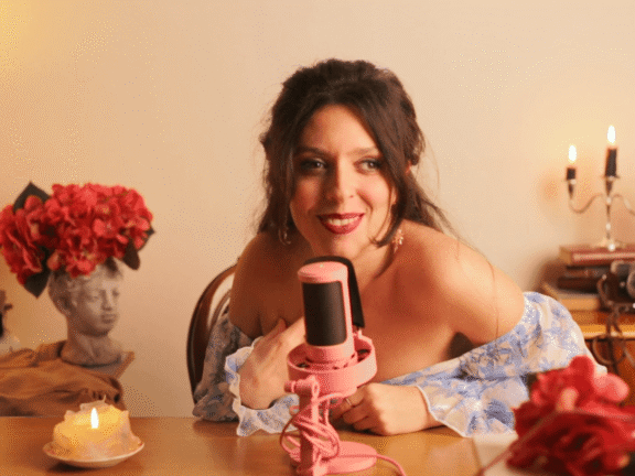 Chiara Martini, Creative Director e Mentore, ritratto in ambiente caldo e artistico