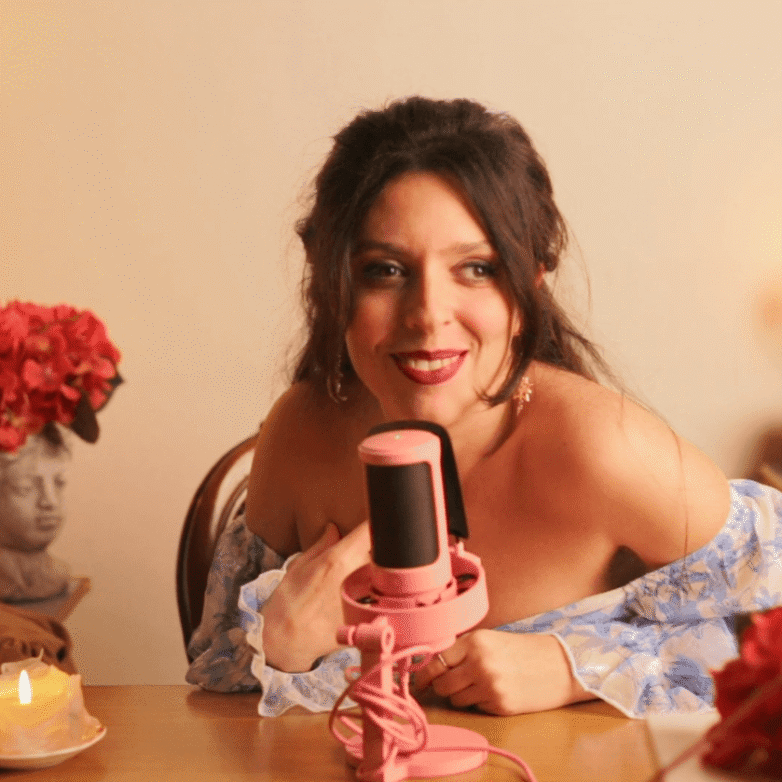 Chiara Martini, Creative Director e Mentore, ritratto in ambiente caldo e artistico